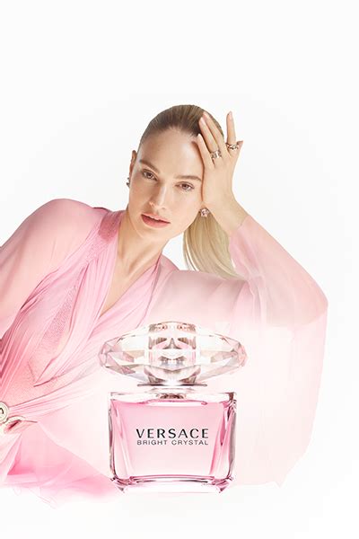 versace bright crystal model had orgasm during ad 2019|Versace model.